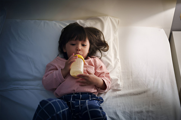 استفاده طولانی از شیشه شیر می تواند برای کودک مضر باشد.